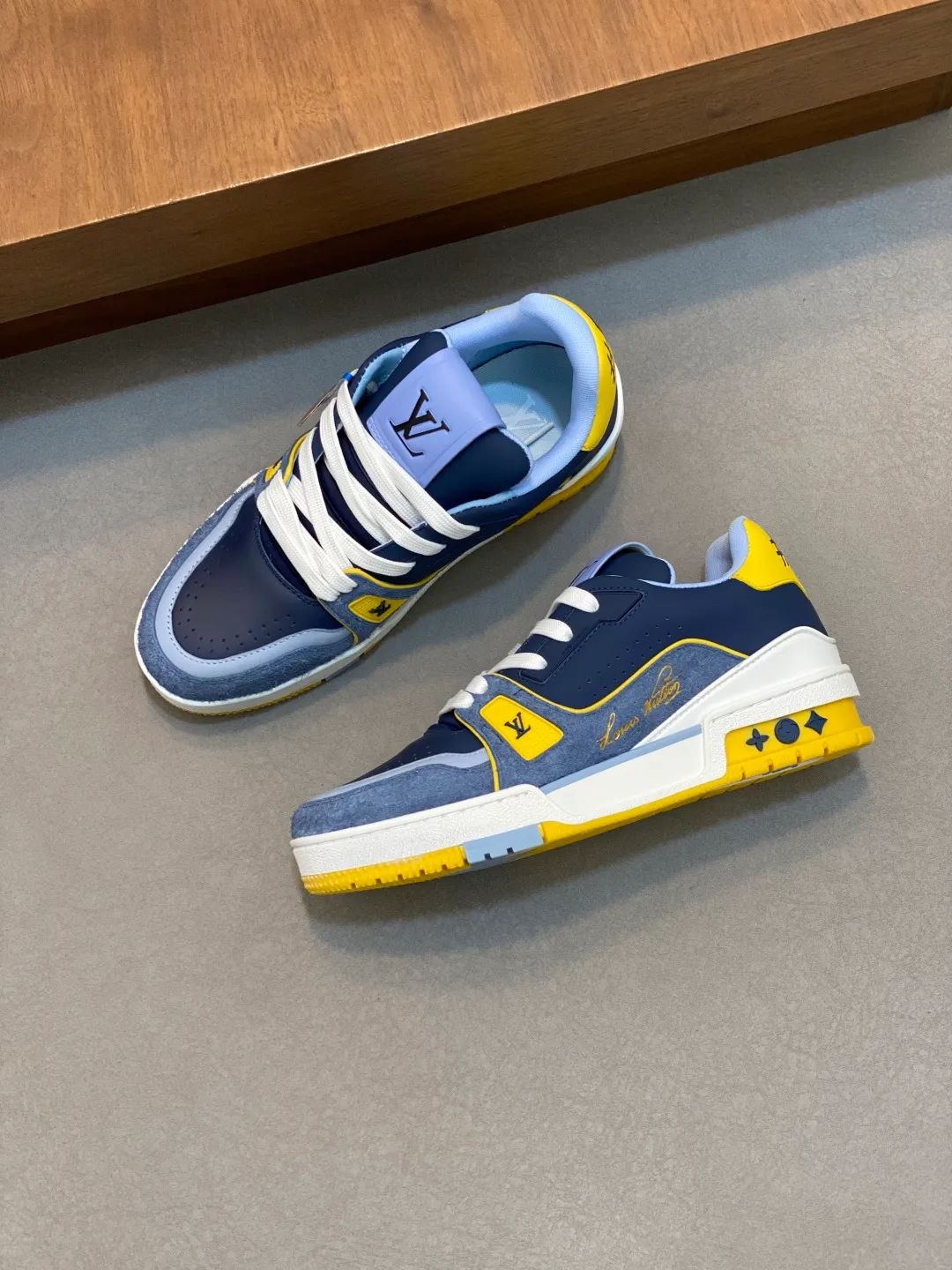 Men's men's shoes 💰820 Lujia New Color Men's 🧍‍♂️trainer sneakers, this LV Trainer sneaker is made of soft grained calfskin, showing pure tones, the #54 logo on the back traces the brand's birth in 1854, the designer's handwritten brand logo embellishes one side, designed by Virgil Abloh himself, a very commemorative sneaker, the new LV Louis Vuitton louis vuitton trainer sneaker low casual sports culture versatile basketball sneakers Size: 35-46 (customized for women 40, men 46)